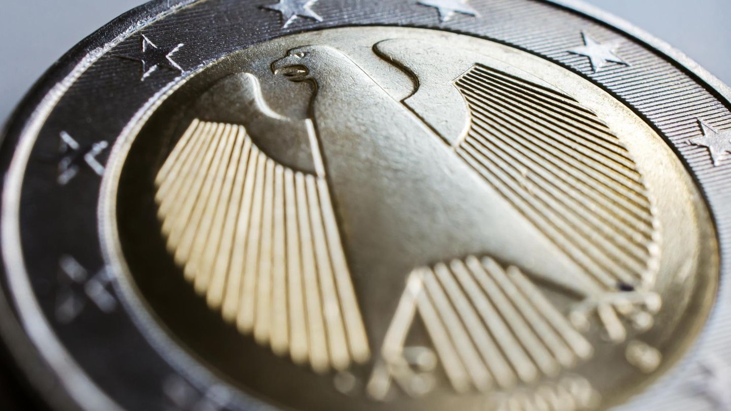 Eine Euro-Münze mit Bundesadler Eine Euro-Münze mit Bundesadler