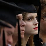 Emma Watson im Talar und Mortarboard bei ihrem Bachelor-Abschluss 2014