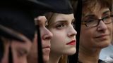 Emma Watson im Talar und Mortarboard bei ihrem Bachelor-Abschluss 2014