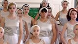 Emma Watson im Ballettkleid in einer Szene des Films "Ballet Shoes"