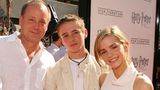 Emma Watson mit ihrem Bruder Alex und ihrem Vater Chris Watson auf dem roten Teppich im Sommer 2007