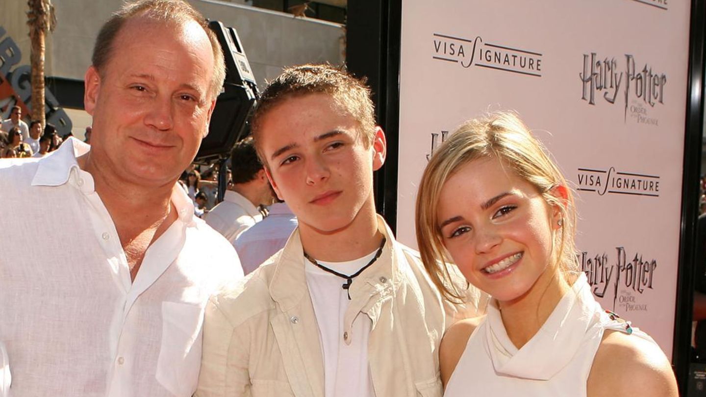 Emma Watson mit ihrem Bruder Alex und ihrem Vater Chris Watson auf dem roten Teppich im Sommer 2007