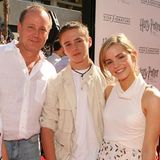 Emma Watson mit ihrem Bruder Alex und ihrem Vater Chris Watson auf dem roten Teppich im Sommer 2007