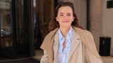 Emma Watson in hellem Trenchcoat und Sonnenbrille im Haar in Mailand