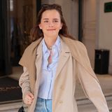 Emma Watson in hellem Trenchcoat und Sonnenbrille im Haar in Mailand