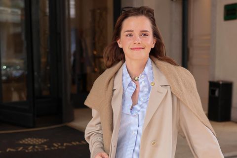 Emma Watson in hellem Trenchcoat und Sonnenbrille im Haar in Mailand