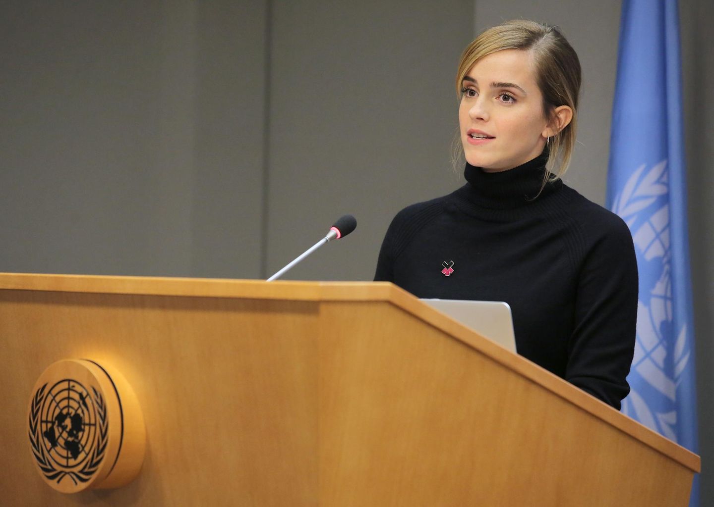 Für Frauen und Mädchen Seit Juni 2014 engagiert sich Emma Watson als UN-Sonderbotschafterin für Frauen- und Mädchenrechte. Mit UN-Women entwickelte sie in dieser Rolle die Kampagne "HeForShe", die Männer und Jungen dazu bewegen will, sich für Frauen- und Mädchenrechte zu engagieren. Hier spricht sie dazu 2016 vor den Vereinten Nationen