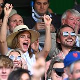 Emma Watson jubelt neben ihrem Bruder in Wimbledon