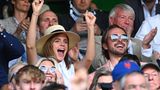 Emma Watson jubelt neben ihrem Bruder in Wimbledon