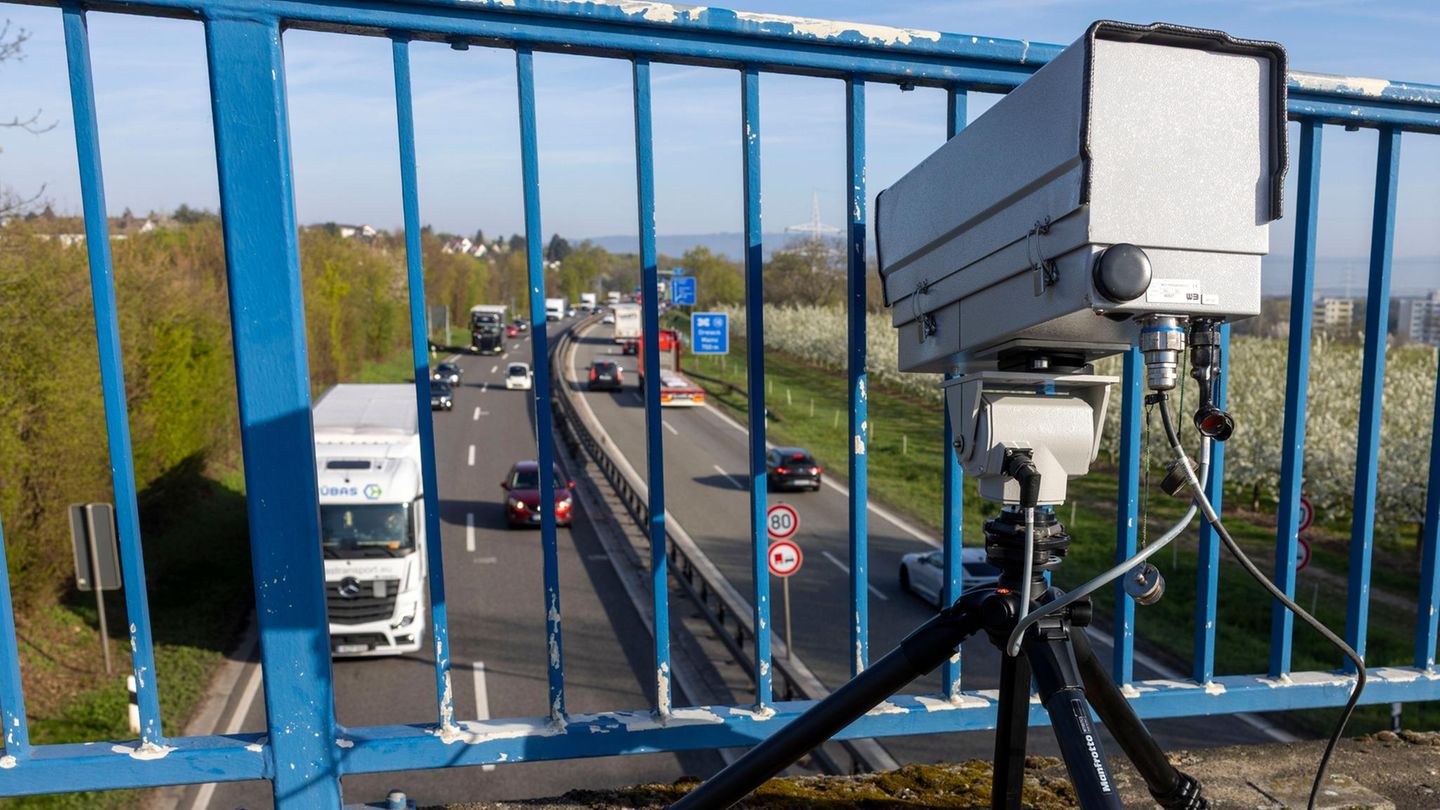 New speed camera: Germany’s first cell phone trap stands here