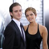 Emma Watson mit ihrem Bruder Alex Watson Arm in Arm bei einer Premiere in New York