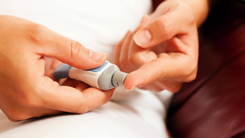 2 Millionen Deutsche leiden wohl an Diabetes – ohne es zu wissen Jemand prüft seinen Blutzuckerwert mit einem Stich in den Finger