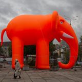 Russland oder die USA? Beim Betrachten der Bilder von Fotograf Seamus Murphy verliert man schnell die Orientierung. Was aussieht wie der Parteimaskottchen-Elefant von US-Präsident Trumps Republikanern, ist Werbung für einen Zirkus in Perm. "In vieler Hinsicht fühlte sich Russland für mich weniger fremd an als die USA", sagt Seamus Murphy. Der Ire lebte lange in den USA und bereiste wiederholt Russland, dessen heruntergekommene Außenbezirke ihn an "ein dunkleres, armes Irland vor dem 'Celtic-Tiger'-Wirtschaftsboom" erinnern