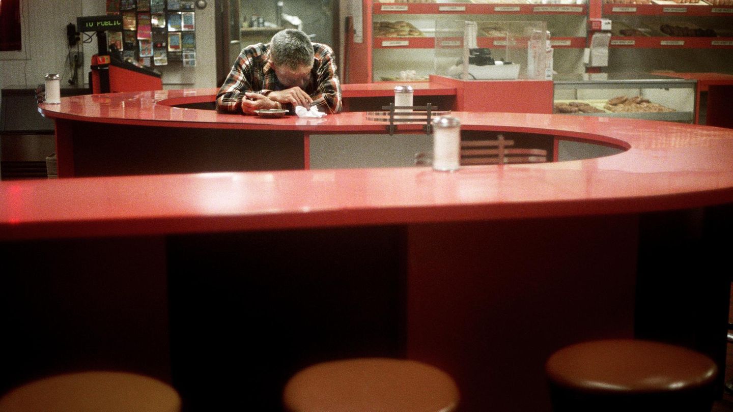 In Detroit sitzt ein Mann erschöpft am Tresen eines Cafés. Vor hundert Jahren ließ sich die mexikanische Bevölkerung der größten Stadt im Bundesstaat Michigan im Stadtteil Mexicantown nieder