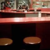 In Detroit sitzt ein Mann erschöpft am Tresen eines Cafés. Vor hundert Jahren ließ sich die mexikanische Bevölkerung der größten Stadt im Bundesstaat Michigan im Stadtteil Mexicantown nieder