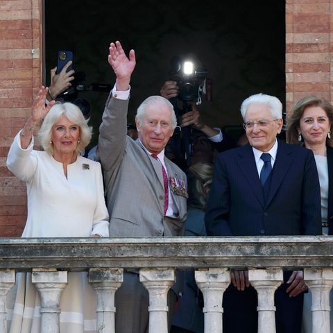 Charles III. und Camilla auf einem Balkon in Italien