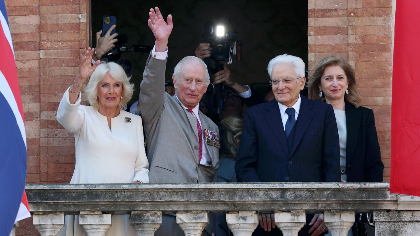 Charles III. und Camilla auf einem Balkon in Italien