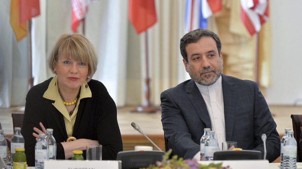 Irans Atomprogramm: Die deutschen Top-Diplomatin Helga Schmid und Irans damaliger Chef-Atom-Verhandler und heutiger Außenminister Abbas Araghchi bei den Verhandlungen im Jahr 2015 Die deutschen Top-Diplomatin Helga Schmid und Irans damaliger Chef-Atom-Verhandler und heutiger Außenminister Abbas Araghchi bei den Verhandlungen im Jahr 2015