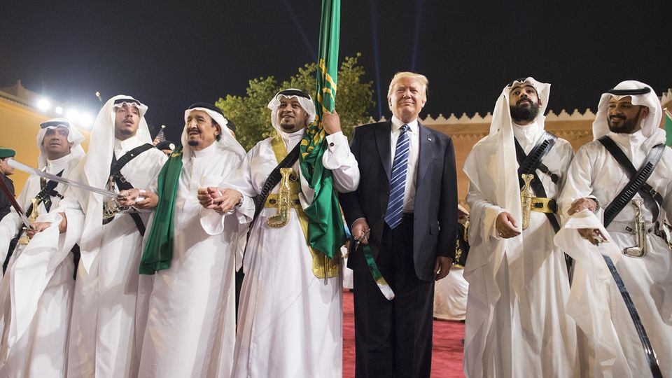 Irans Atomprogramm: Schwerttanz mit Scheichs: US-Präsident Donald Trump in Saudi-Arabien im Jahr 2017, während seiner ersten Amtszeit. Schwerttanz mit Scheichs: US-Präsident Donald Trump in Saudi-Arabien im Jahr 2017, während seiner ersten Amtszeit.