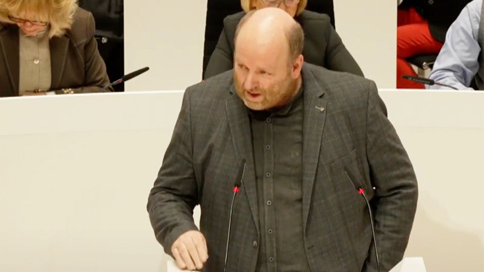Linken-Politiker Dirk Bruhn spricht im Landtag
