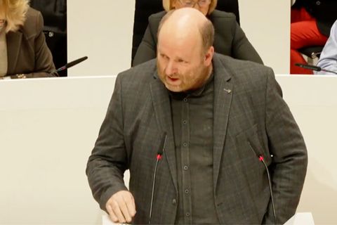 Linken-Politiker Dirk Bruhn spricht im Landtag