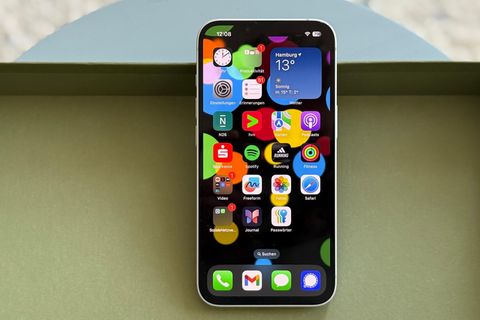 Ein iPhone 16e steht