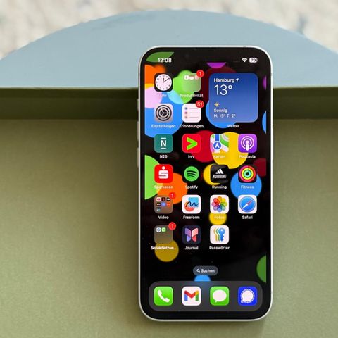 Ein iPhone 16e steht