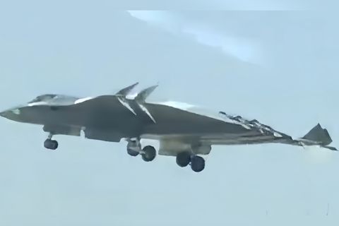 "J-36": Autofahrer filmt chinesischen Kampfjet-Prototyp aus nächster Nähe