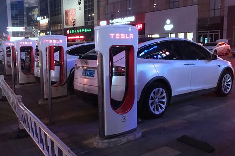 Teslas stehen an den Elektro-Ladestationen in der chinesischen Metropole Shenyang