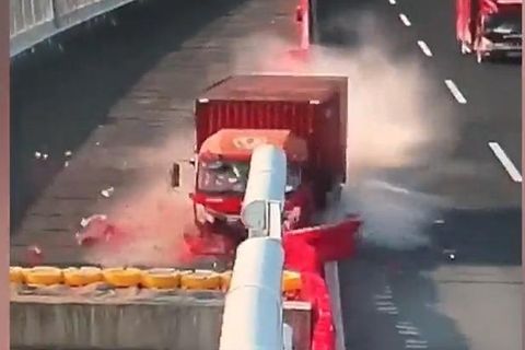 Fahrfehler: LKW-Fahrer durchbricht Absperrung – und stürzt von Brücke