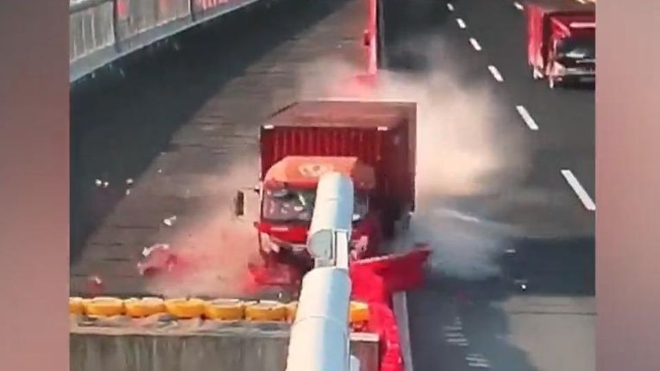Fahrfehler: LKW-Fahrer durchbricht Absperrung – und stürzt von Brücke