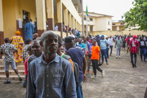 Schlangen vor einem Wahllokal in Libreville