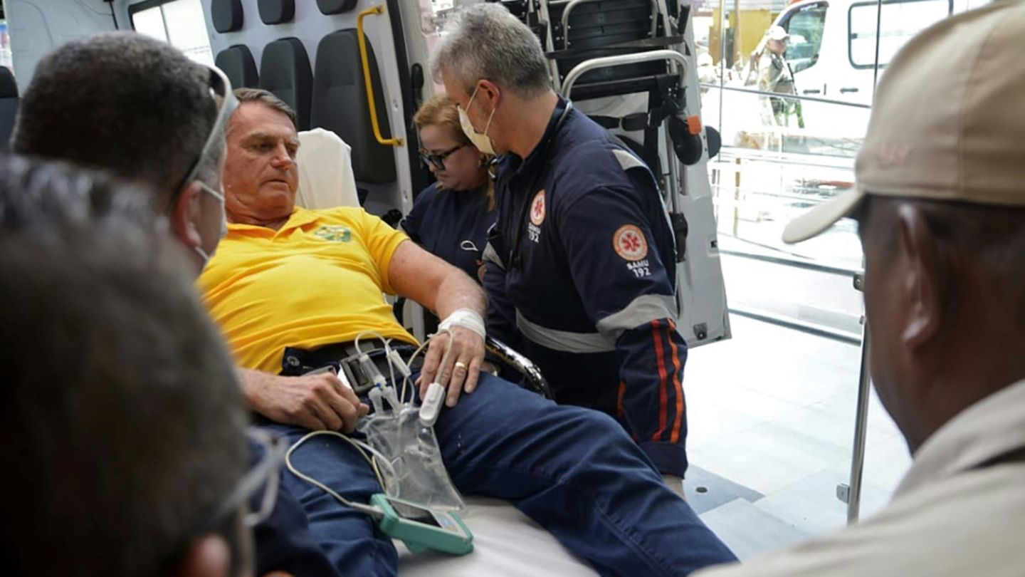 Jair Bolsonaro bei seiner Ankunft im Krankenhaus