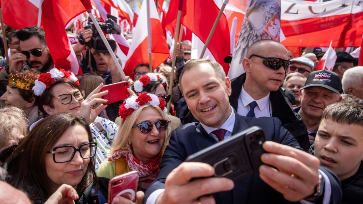 Nawrocki fotografiert sich mit Demonstrantinnen