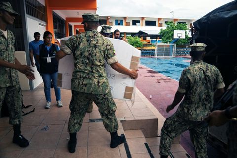 Soldaten verteilen Wahlunterlagen