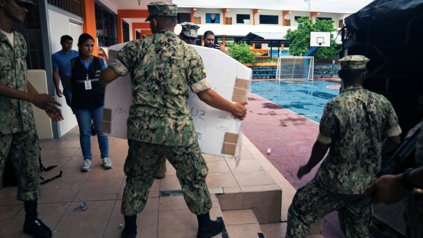 Soldaten verteilen Wahlunterlagen