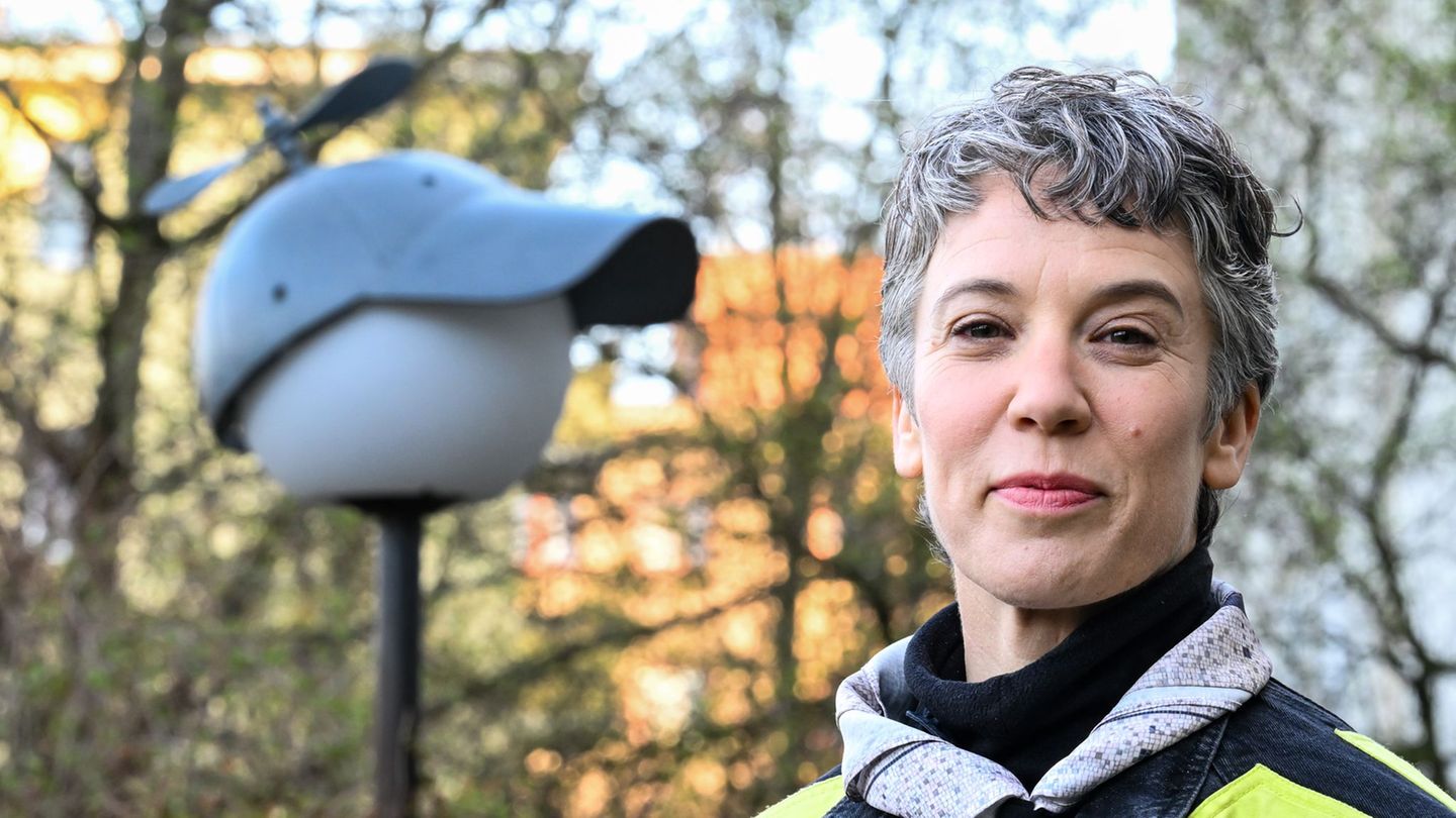 Die Künstlerin Alona Rodeh hat die "Nightcaps" an neun Straßenlaternen im Berliner Brunnenviertel installiert
