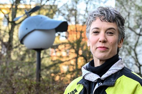 Die Künstlerin Alona Rodeh hat die "Nightcaps" an neun Straßenlaternen im Berliner Brunnenviertel installiert
