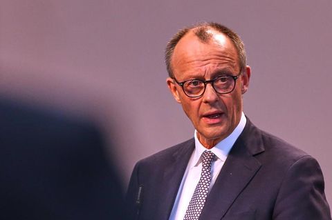 Friedrich Merz steht hinter einem Rednerpult