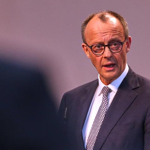 Friedrich Merz steht hinter einem Rednerpult