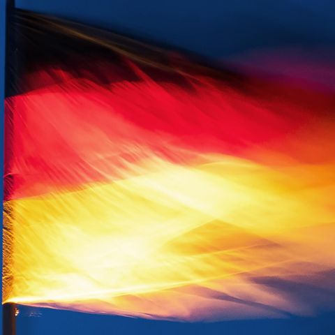 Symbolbild Trennung von den USA: Eine Deutschland-Flagge, die verschwommen ist