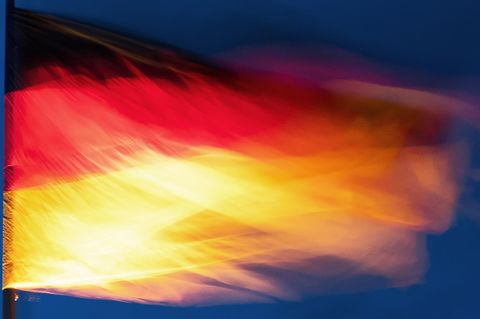 Symbolbild Trennung von den USA: Eine Deutschland-Flagge, die verschwommen ist