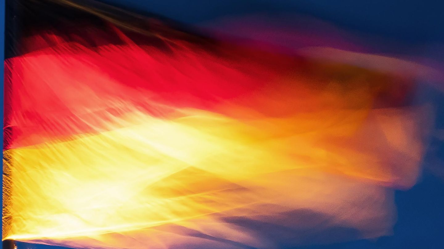 Symbolbild Trennung von den USA: Eine Deutschland-Flagge, die verschwommen ist Symbolbild Trennung von den USA: Eine Deutschland-Flagge, die verschwommen ist