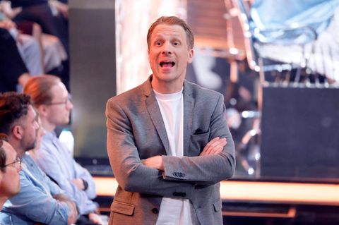 Oliver Pocher steht mit verschränkten Armen da