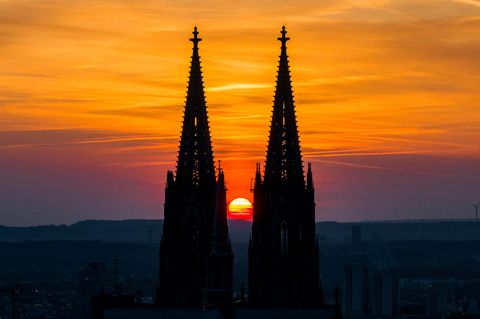 Der Kölner Dom bei Sonnenuntergang (Archivbild)