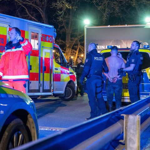Polizisten und Rettungskräfte stehen an einer Disco im schleswig-holsteinischen Trittau mit einer Person, die festgenommen wurde