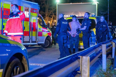Polizisten und Rettungskräfte stehen an einer Disco im schleswig-holsteinischen Trittau mit einer Person, die festgenommen wurde