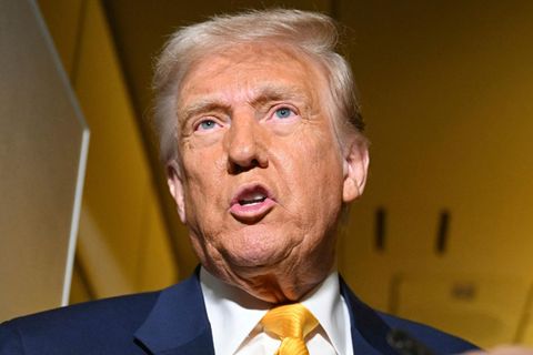 US-Präsident Donald Trump spricht an Bord der Air Force One zu Reportern: "Geistig sehr stabiles Genie"