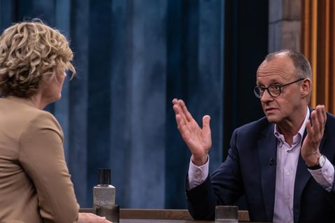 Friedrich Merz gestikuliert bei Caren Miosga