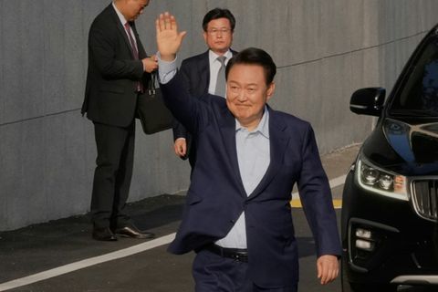 Yoon beim Verlassen des Präsidentenpalastes in Seoul, 11. April